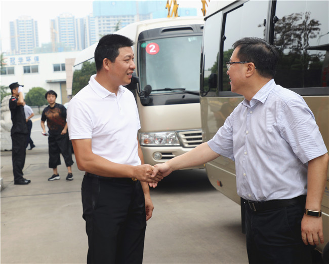 副省长陈文浩率全国人大代表湘潭小组 到伍子醉开展槟榔产业专项调研